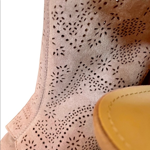 ✨ 3 items for 15% off bundle ✨ Just fab heeled booties - Picture 2 of 2